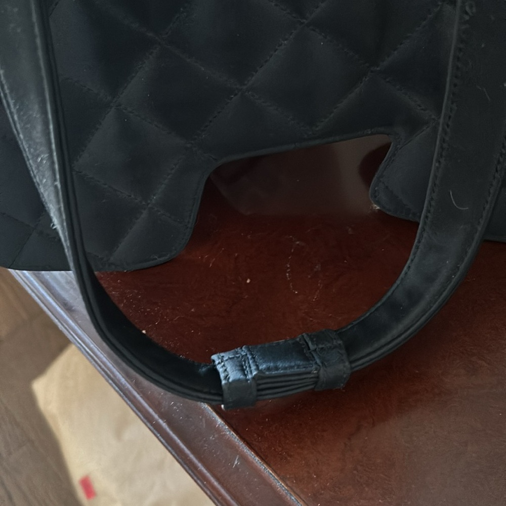 My Flat in London handbag. Black, quilted, dog shaped. Super cute!! - Picture 2 of 6